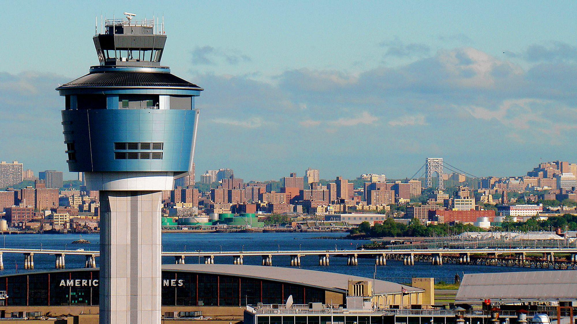 airport, laguardia, delta airlines, 2015