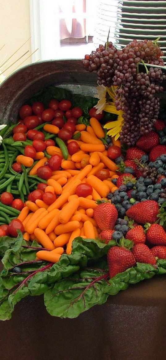 carrots, string bean, strawberry, grapes, vegetables, berries, tomatoes