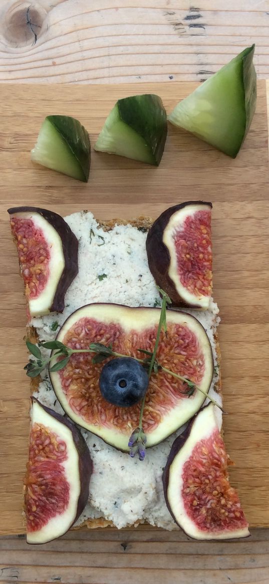 sandwiches, figs, blueberries