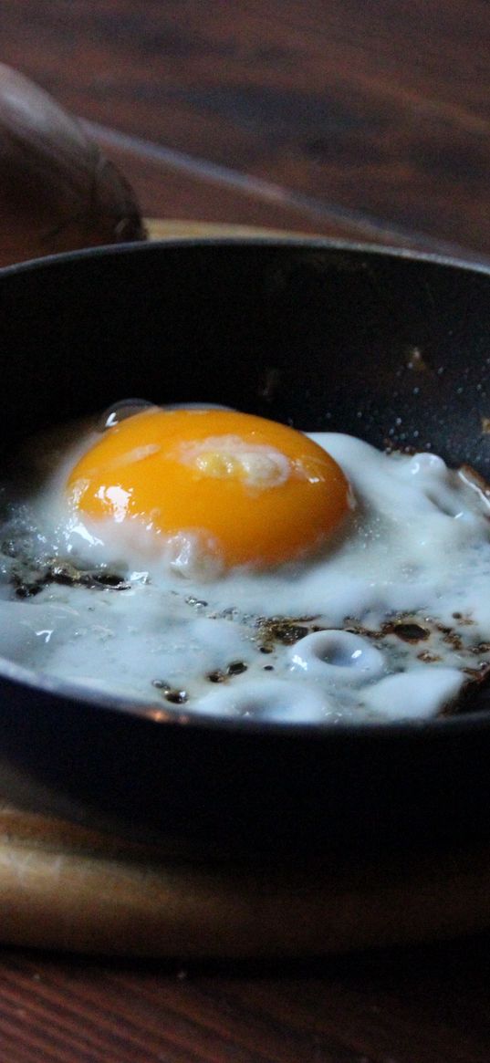 fried eggs, onion, pan, cutting board