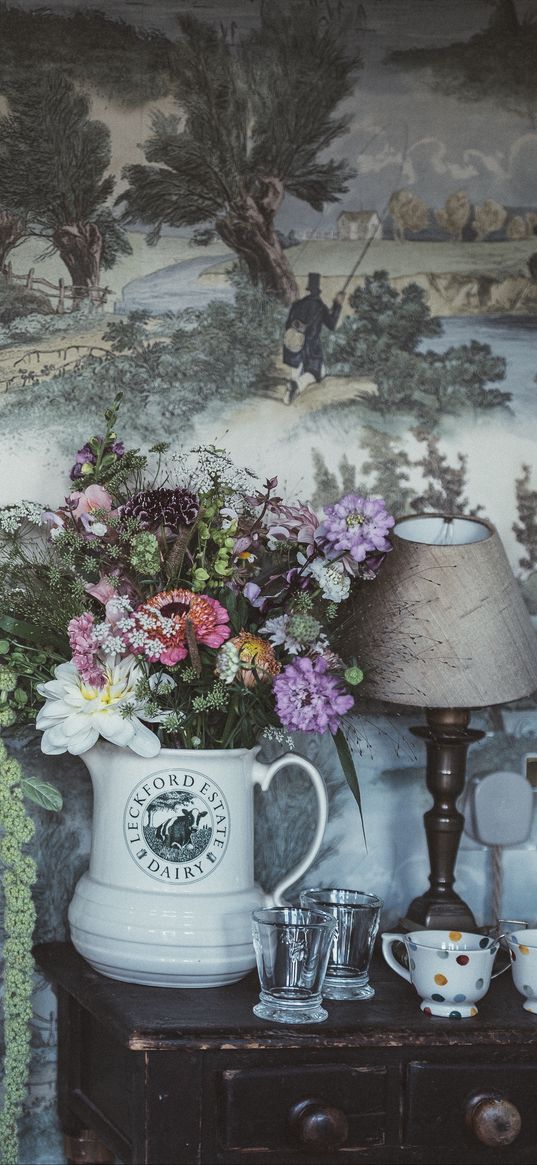 bouquet, lamp, cups, wall