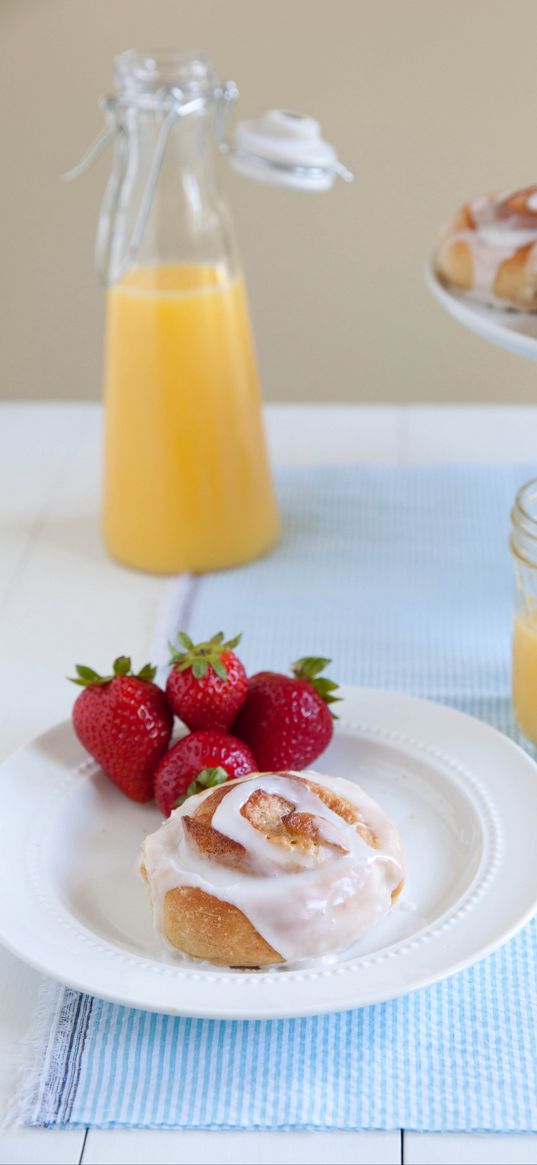 bun, strawberry, berries, dessert