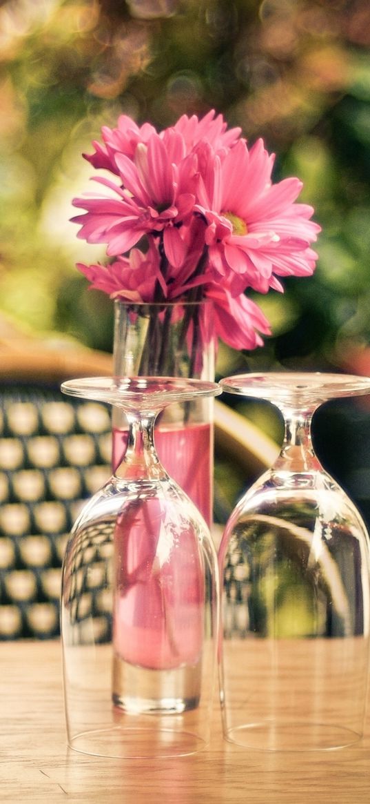 flowers, vase, coffee, wine glasses, napkins