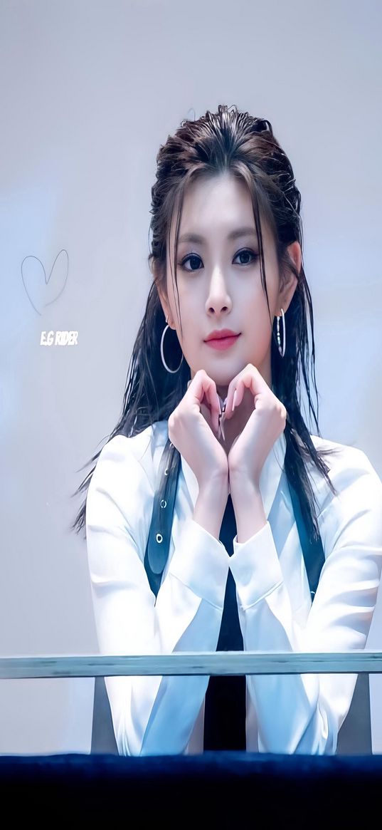 wang yiren, yiren, everglow, singer, k-pop, cute, heart, girl, korea, idol