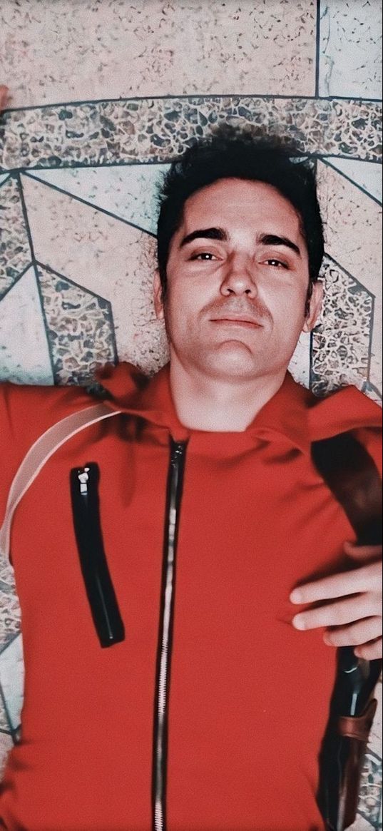 pedro alonso, berlin, paper house, actor, red suit