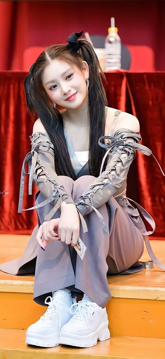 girl, wang yiren, k-pop, idol, beautiful, asian, pose