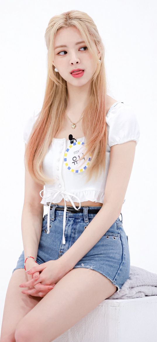 itzy, k-pop, singer, girl, blonde, sitting, cute, beautiful, asian, white background