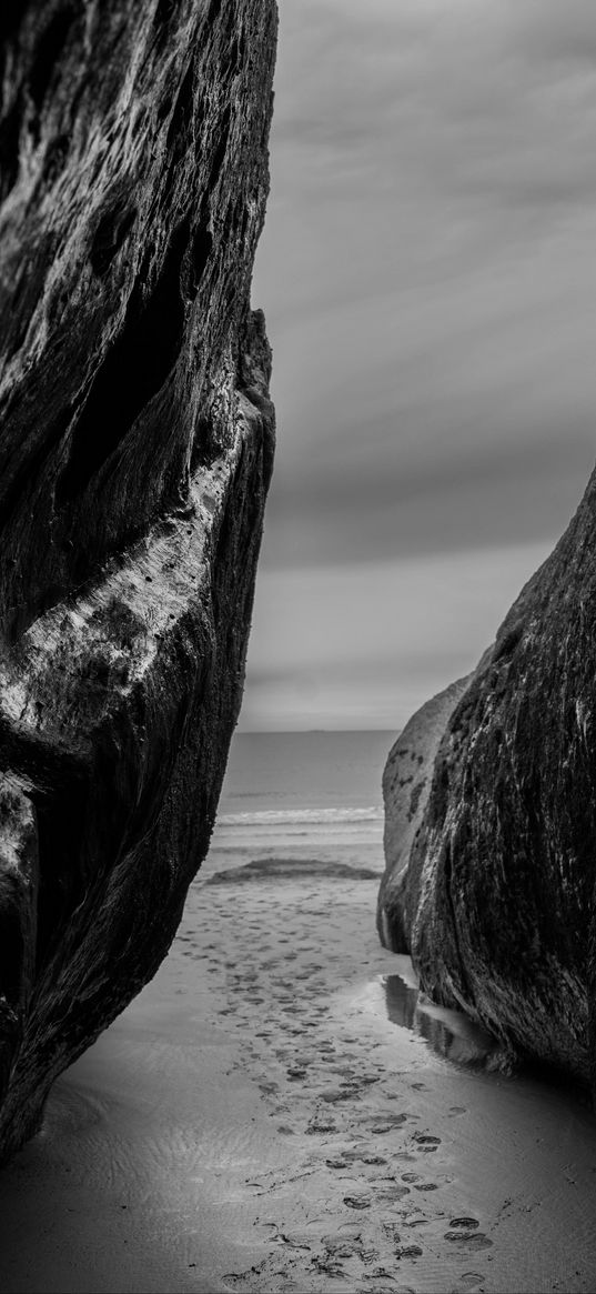 rocks, sand, footprints, sea, black and white