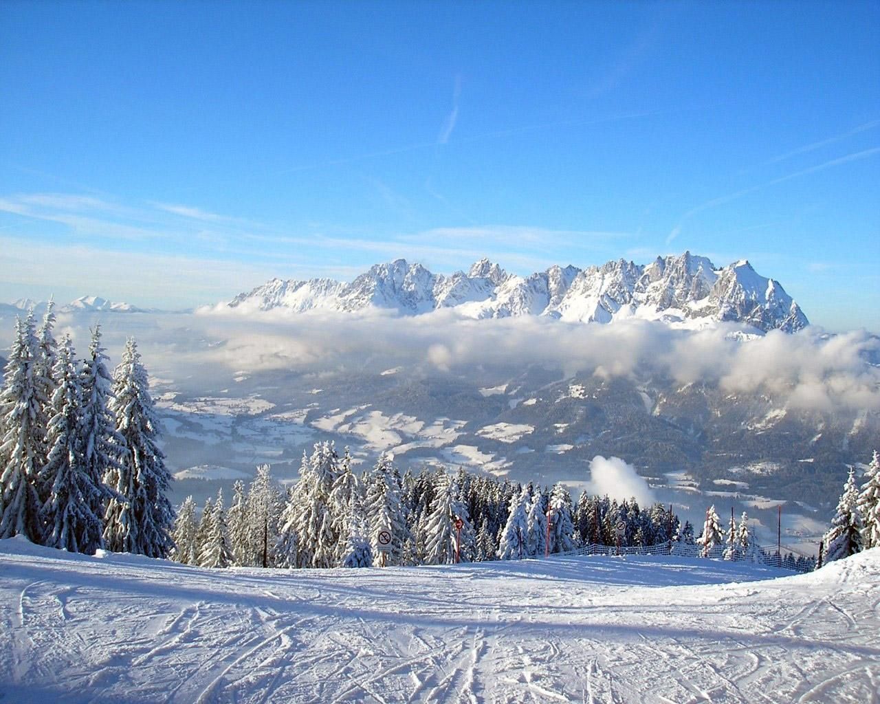 mounting skiing resort, descent, fog