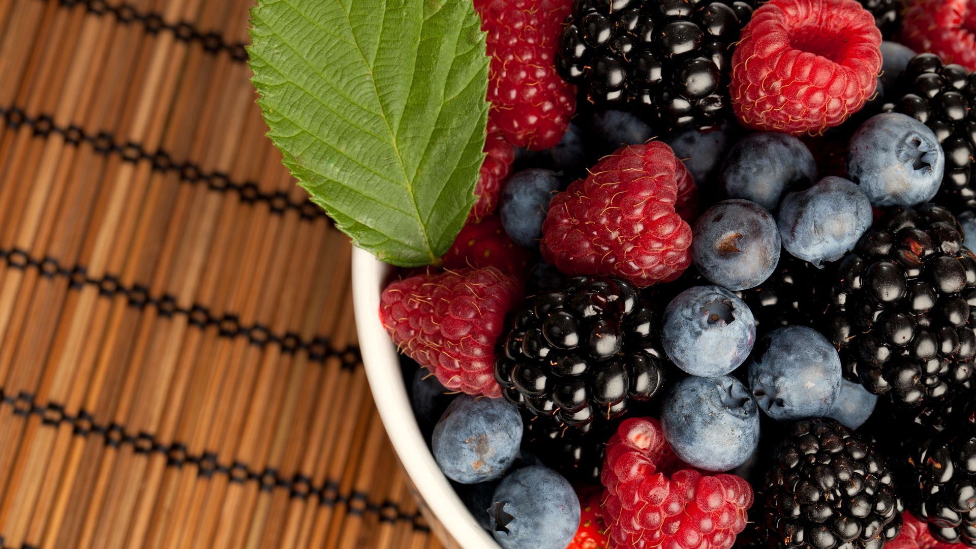 berries, plate, raspberryblackberry, a bilberry