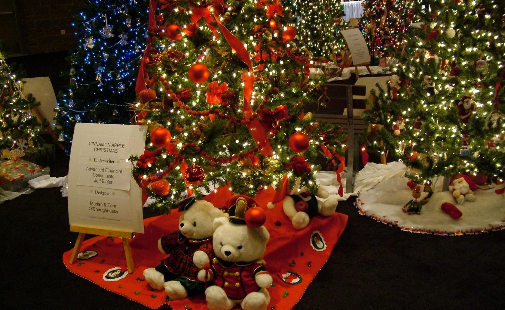 christmas trees, ornaments, shop, garlands, toys, teddy bear