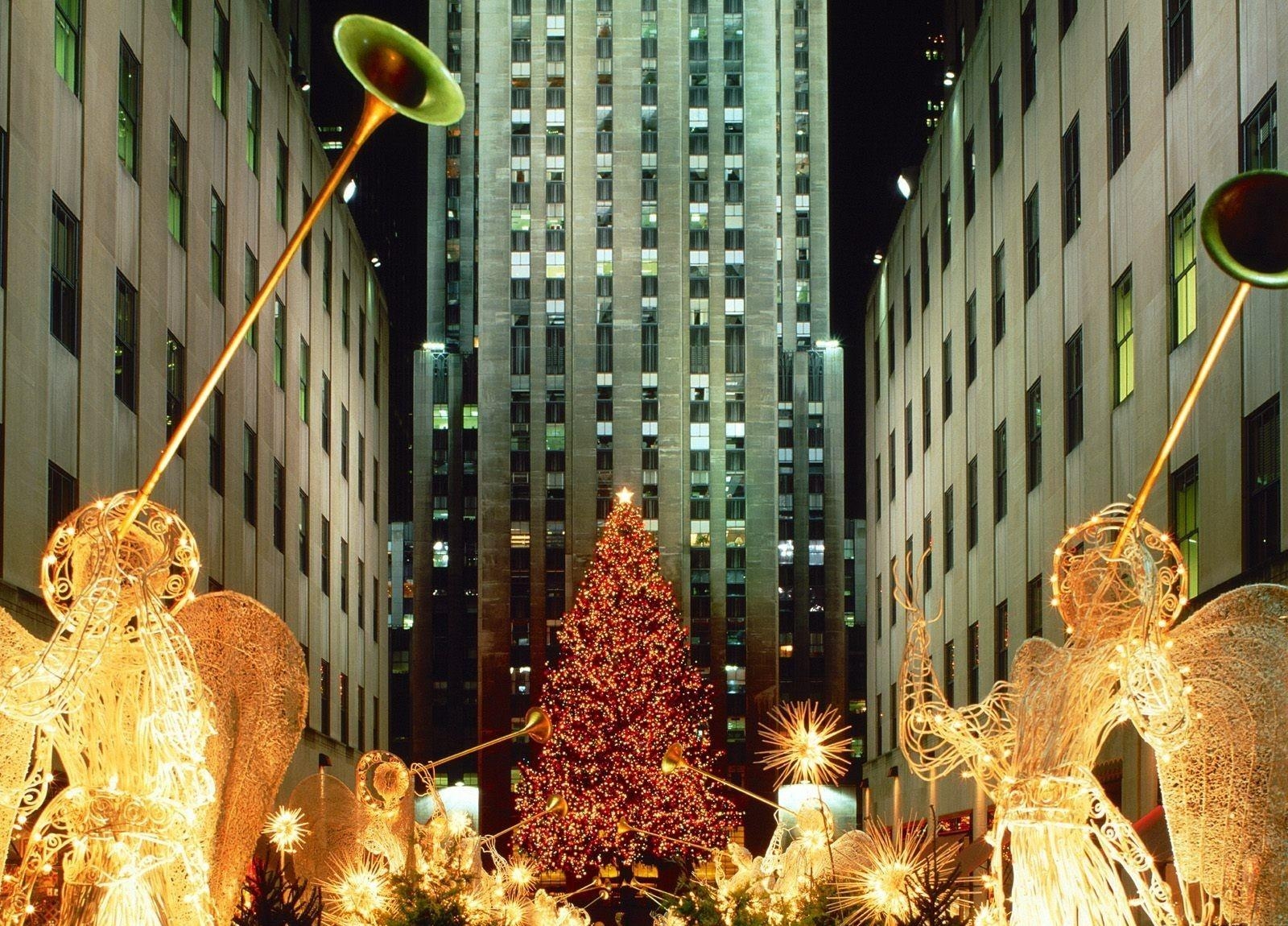 christmas tree, garland, figurines, skyscrapers, city