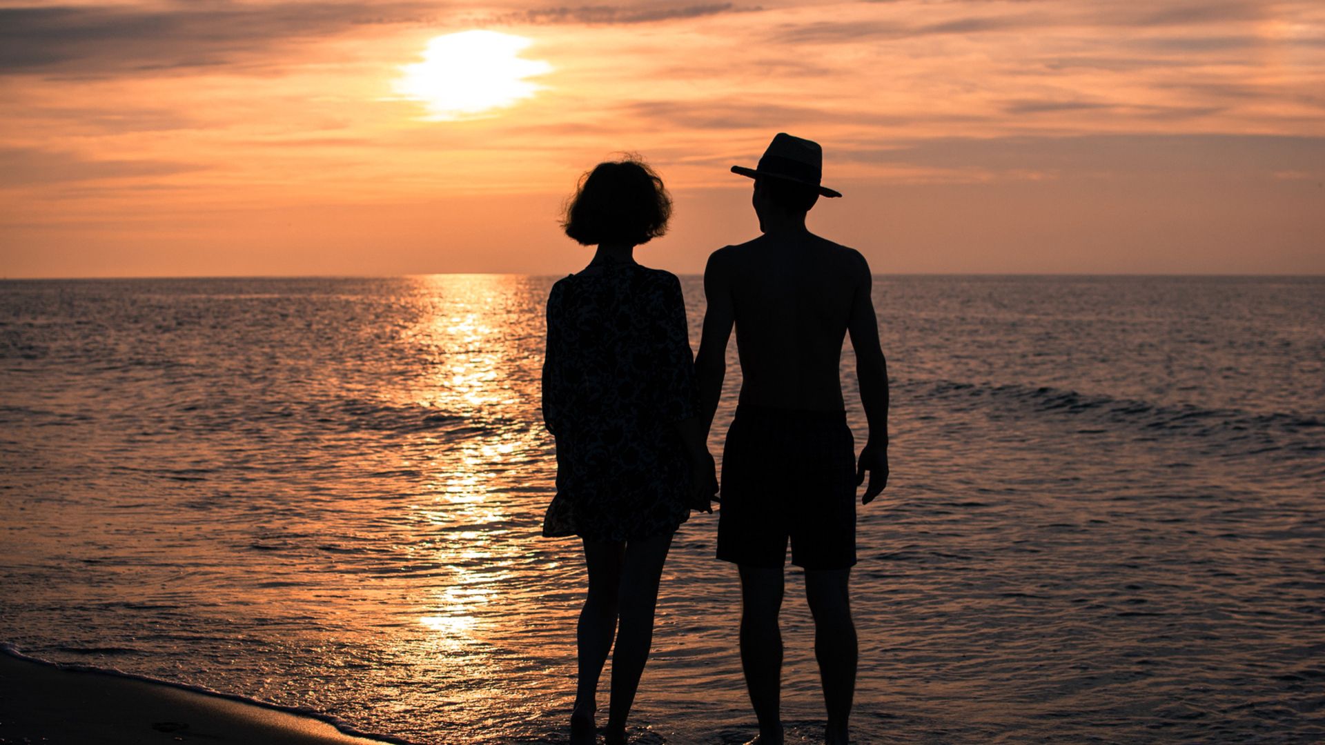 love, romance, relationships, sea, summer, couple, girl, man, hands, sunset, sun, sky, dusk