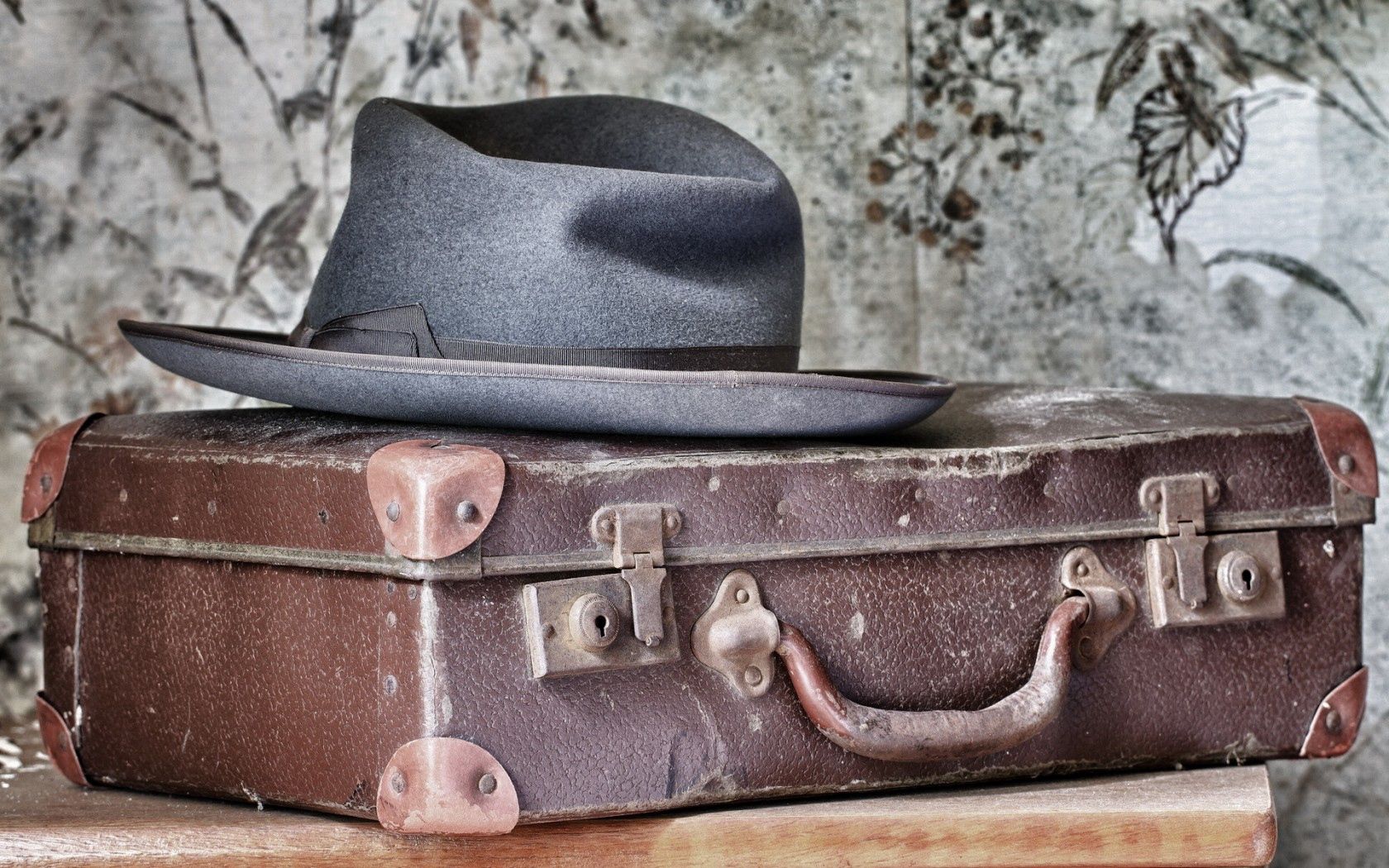 suitcase, hat, background