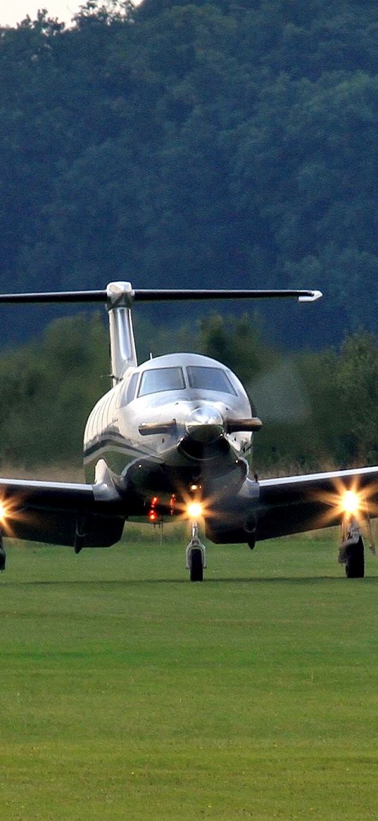 pilatus pc-12, plane, taking off, light