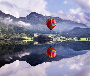 Preview wallpaper air balloon, mountain, lake, reflection