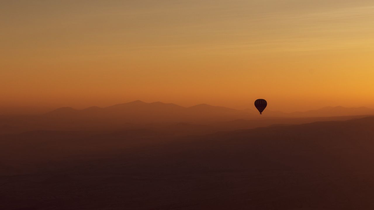 Wallpaper air balloon, mountains, sunset, dusk, fog