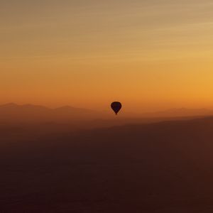 Preview wallpaper air balloon, mountains, sunset, dusk, fog