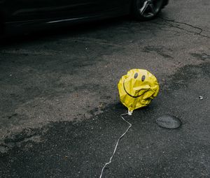 Preview wallpaper air balloon, smile, sad, road, asphalt, cars