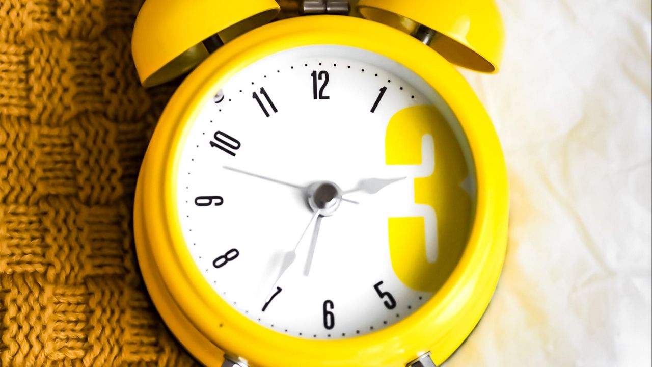 Wallpaper alarm clock, yellow, time, plaid