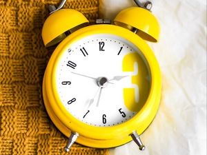Preview wallpaper alarm clock, yellow, time, plaid