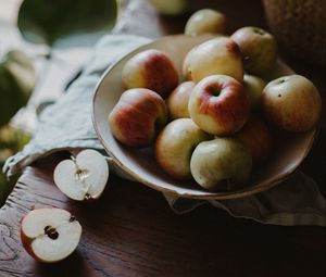 Preview wallpaper apple, apples, fruit, plate, cloth, table