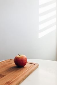 Preview wallpaper apple, board, table, minimalism