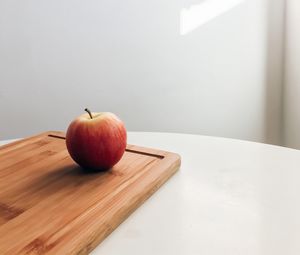 Preview wallpaper apple, board, table, minimalism