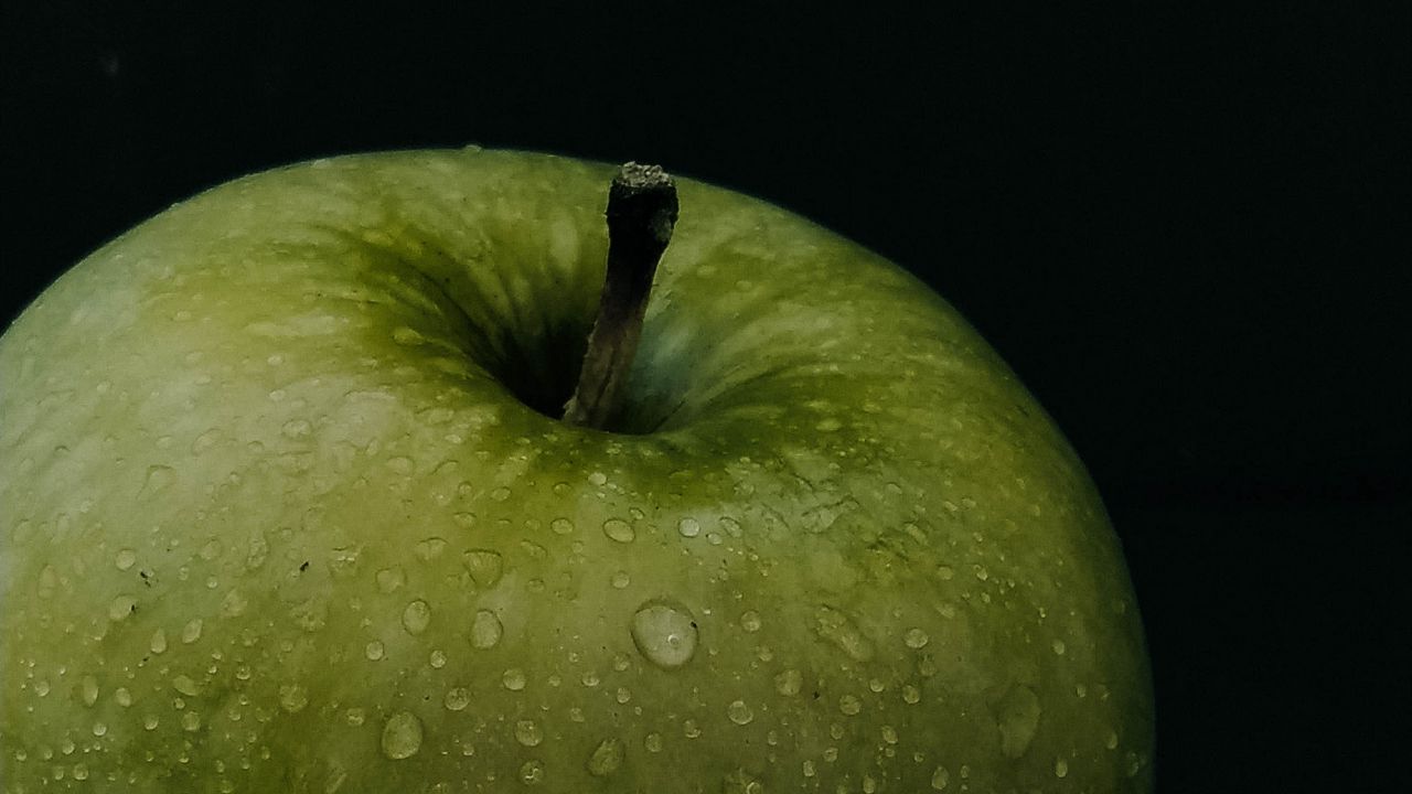 Wallpaper apple, fruit, green, black, background