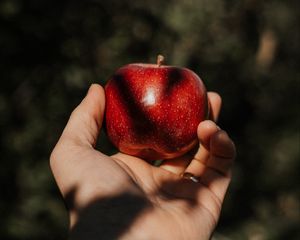 Preview wallpaper apple, hand, fruit, red