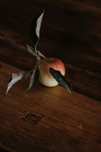 Preview wallpaper apple, leaves, fruit, table