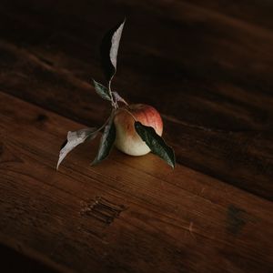 Preview wallpaper apple, leaves, fruit, table