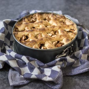 Preview wallpaper apple pie, baking, shape, towel
