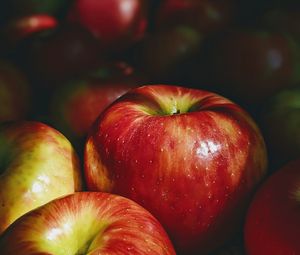 Preview wallpaper apple, red, fruit, macro