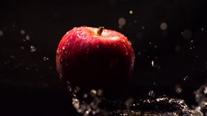 Preview wallpaper apple, water, drops, splashes, macro