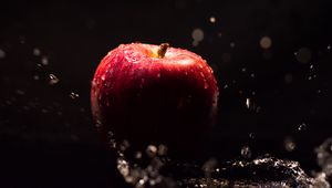 Preview wallpaper apple, water, drops, splashes, macro