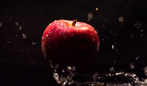 Preview wallpaper apple, water, drops, splashes, macro