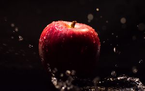 Preview wallpaper apple, water, drops, splashes, macro