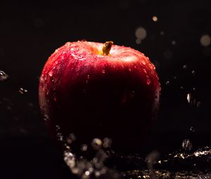 Preview wallpaper apple, water, drops, splashes, macro