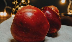 Preview wallpaper apples, red, fruit, garland, glare