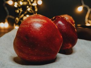 Preview wallpaper apples, red, fruit, garland, glare