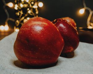 Preview wallpaper apples, red, fruit, garland, glare
