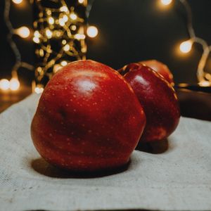 Preview wallpaper apples, red, fruit, garland, glare