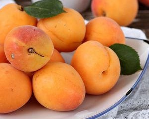 Preview wallpaper apricots, fruit, plate