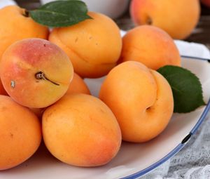 Preview wallpaper apricots, fruit, plate