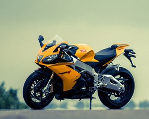 Preview wallpaper aprilia, rsv4, yellow, motorcycle