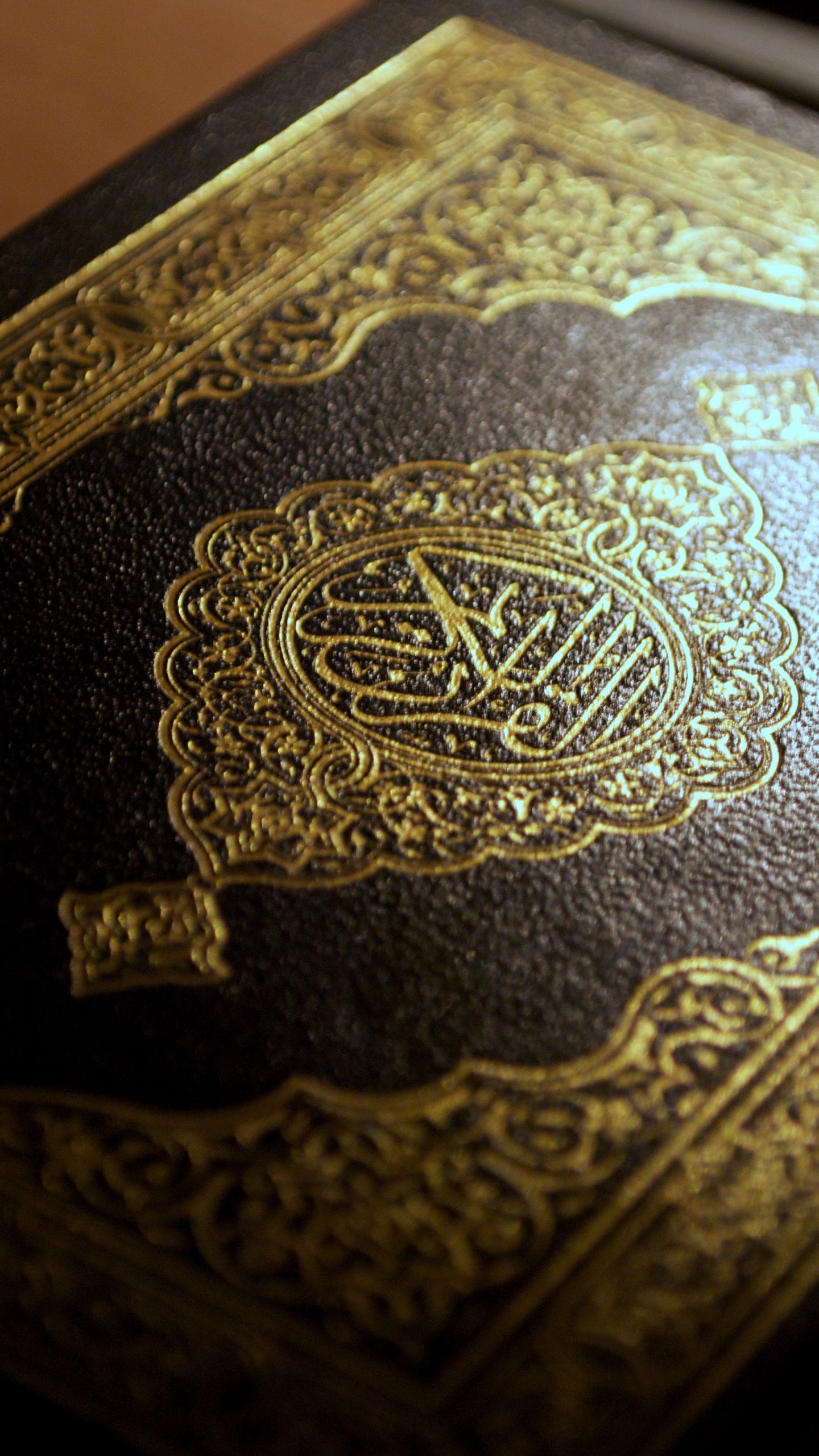 Download wallpaper 1440x2560 arabic, islam, calligraphy, quran, macro, holy book qhd samsung