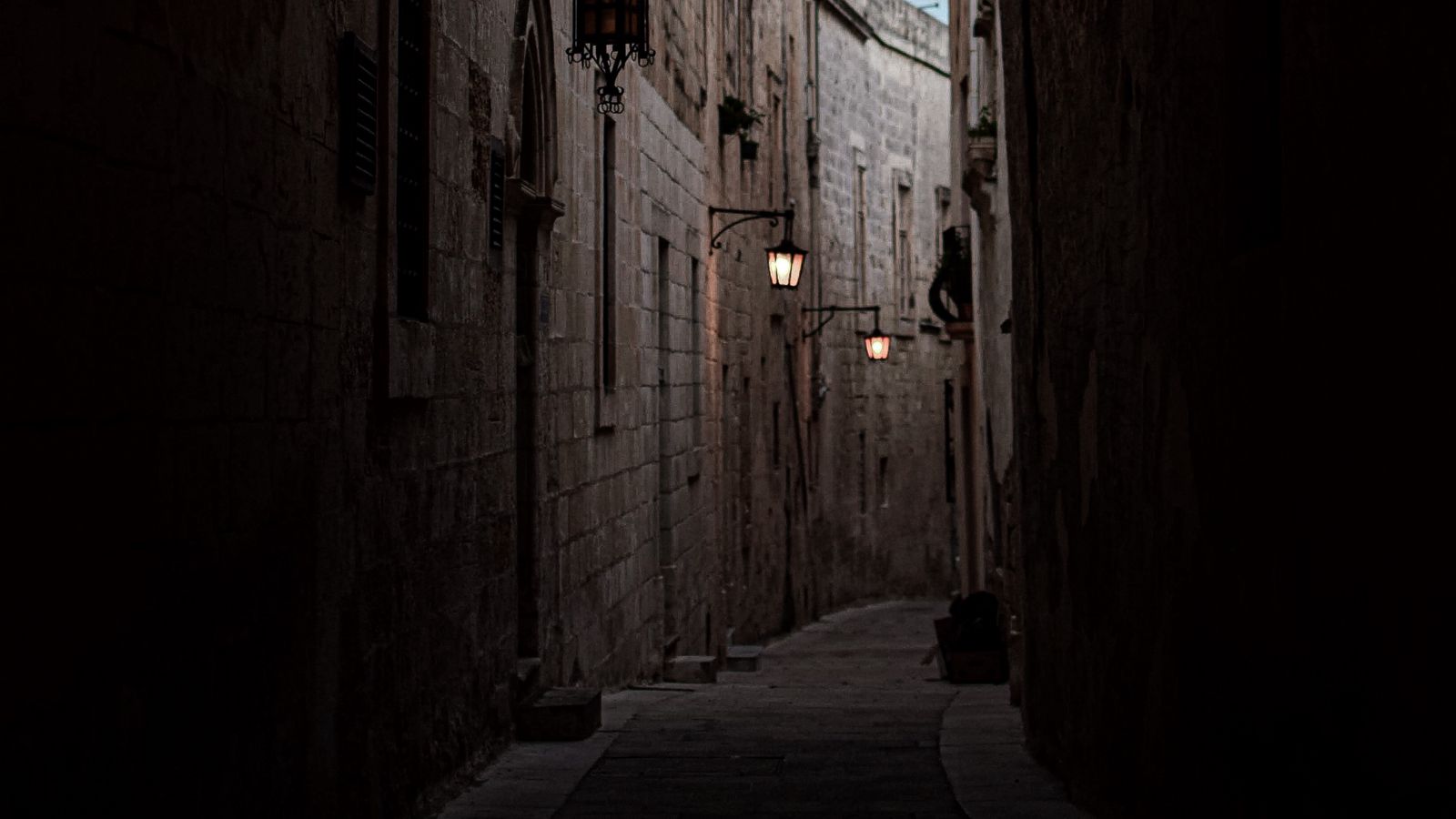 1600x900 Wallpaper arch, buildings, architecture, alley, dark