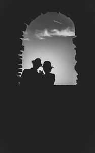 Preview wallpaper arch, couple, silhouettes, bw, sunset