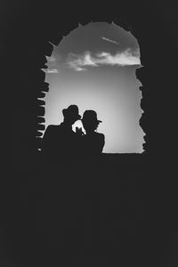 Preview wallpaper arch, couple, silhouettes, bw, sunset